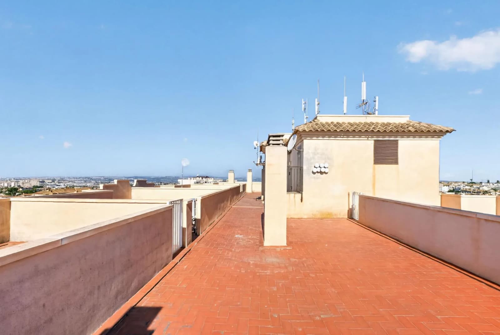 Villa de 2 dormitorios en venta en Torrevieja, Alicante - Image 9