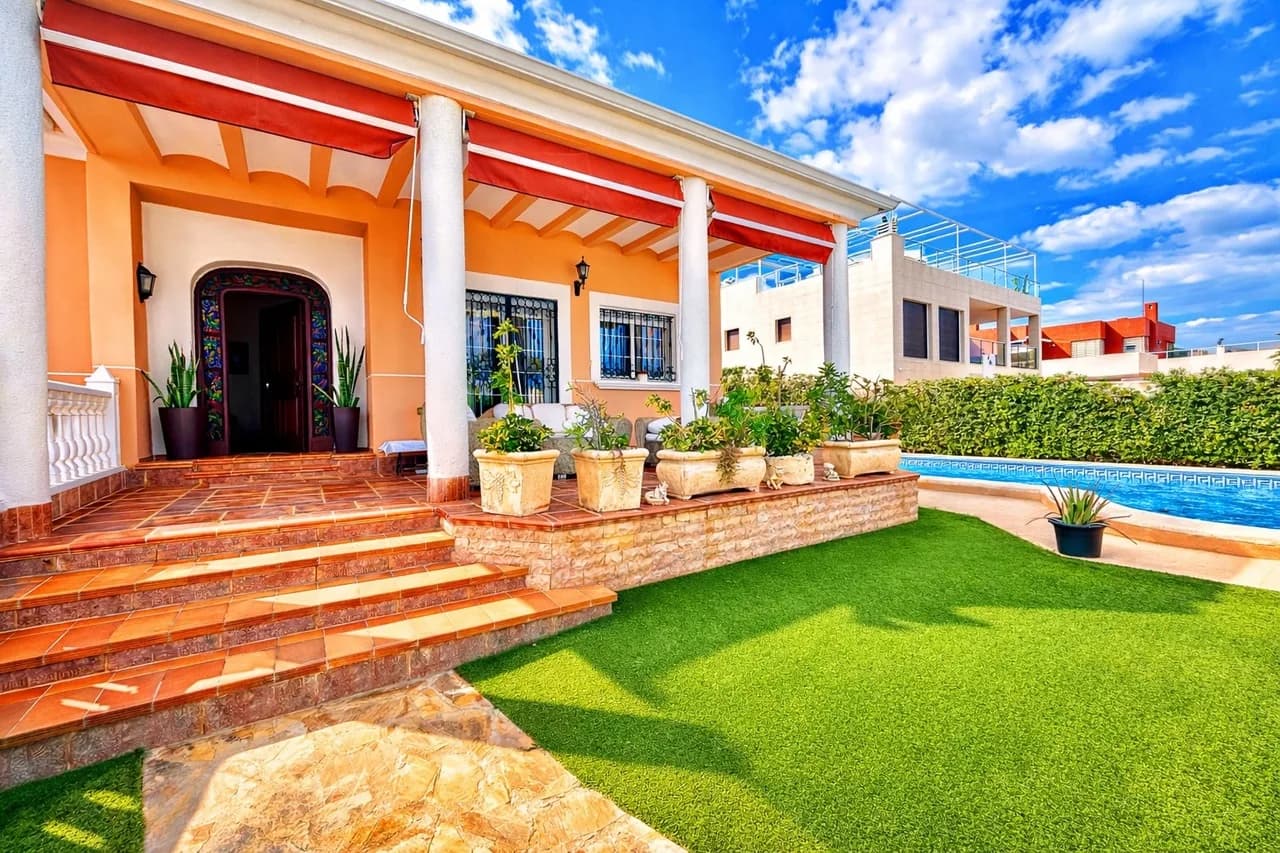 Villa de 6 dormitorios en venta en La Mata, Alicante