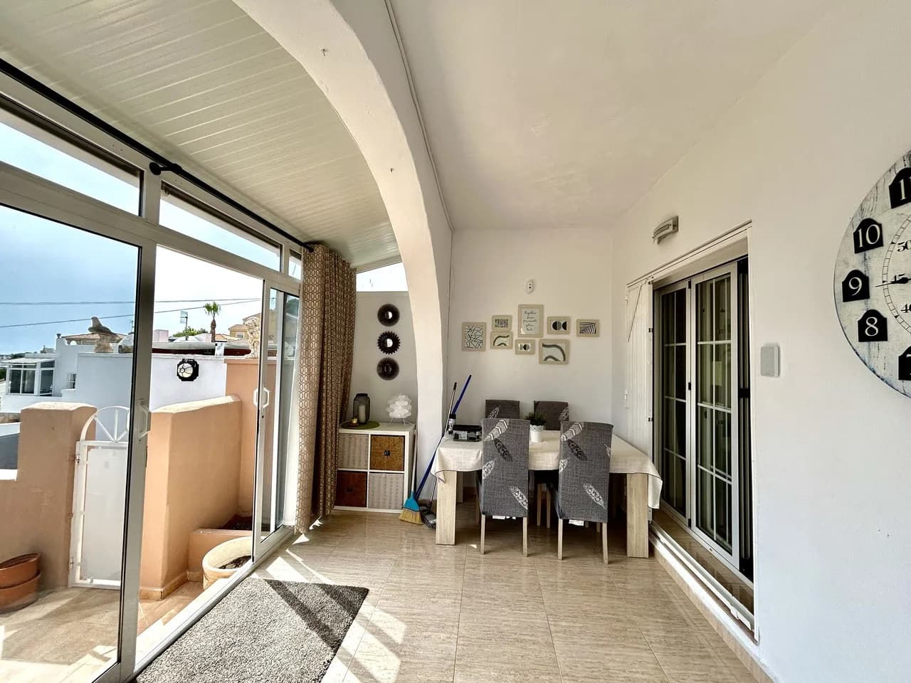 Bungalow de 2 dormitorios en venta en Villamartin, Alicante - Image 2