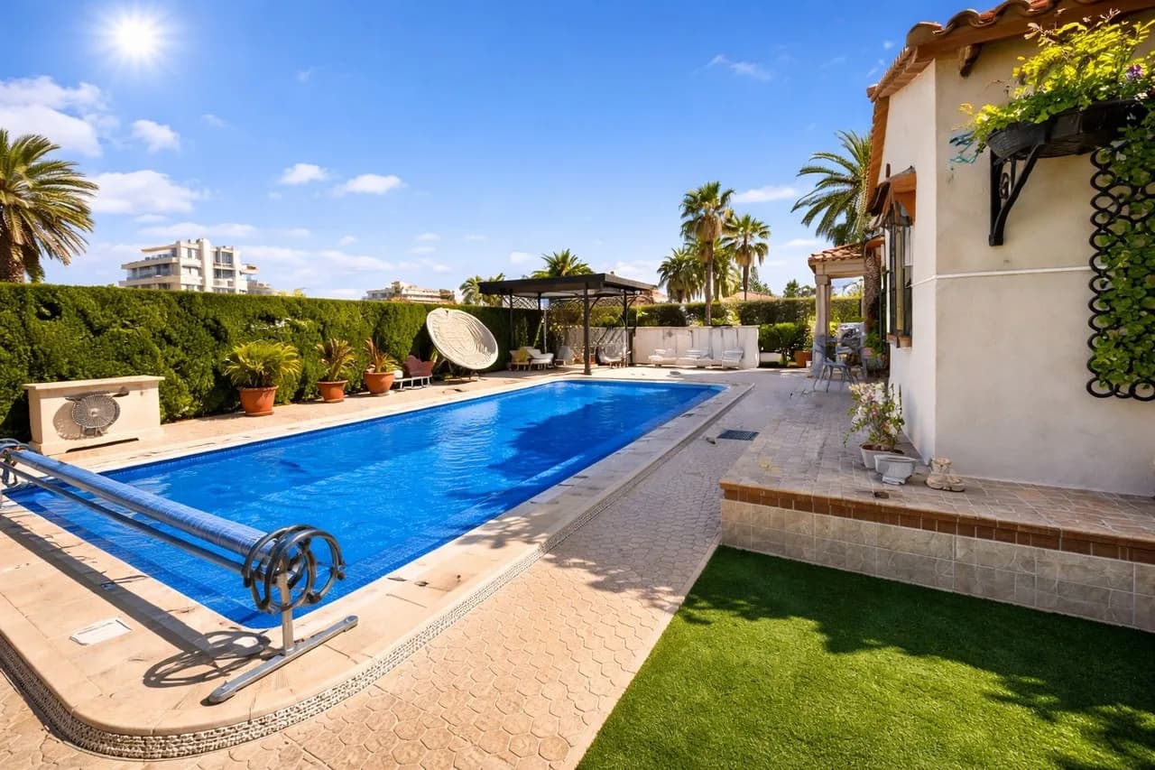 Villa de 3 dormitorios en venta en Cabo Roig, Alicante