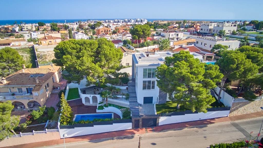 Villa de 6 dormitorios en venta en Los Balcones, Alicante - Image 5