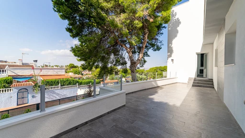Villa de 6 dormitorios en venta en Los Balcones, Alicante - Image 8