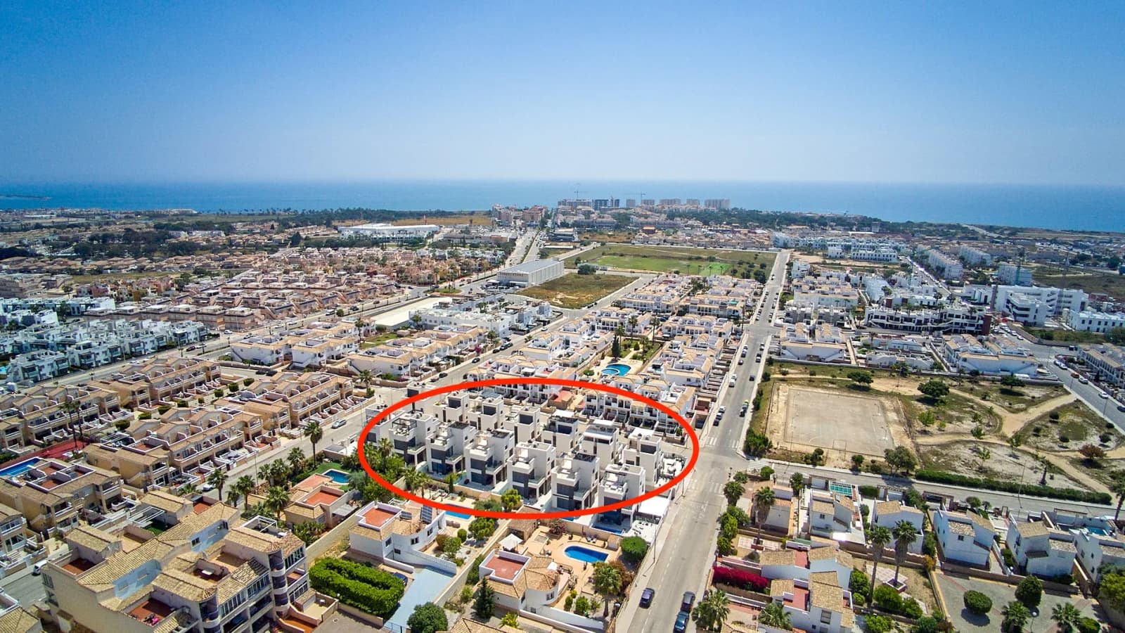 Villa de 4 dormitorios en venta en Punta Prima, Alicante - Image 2