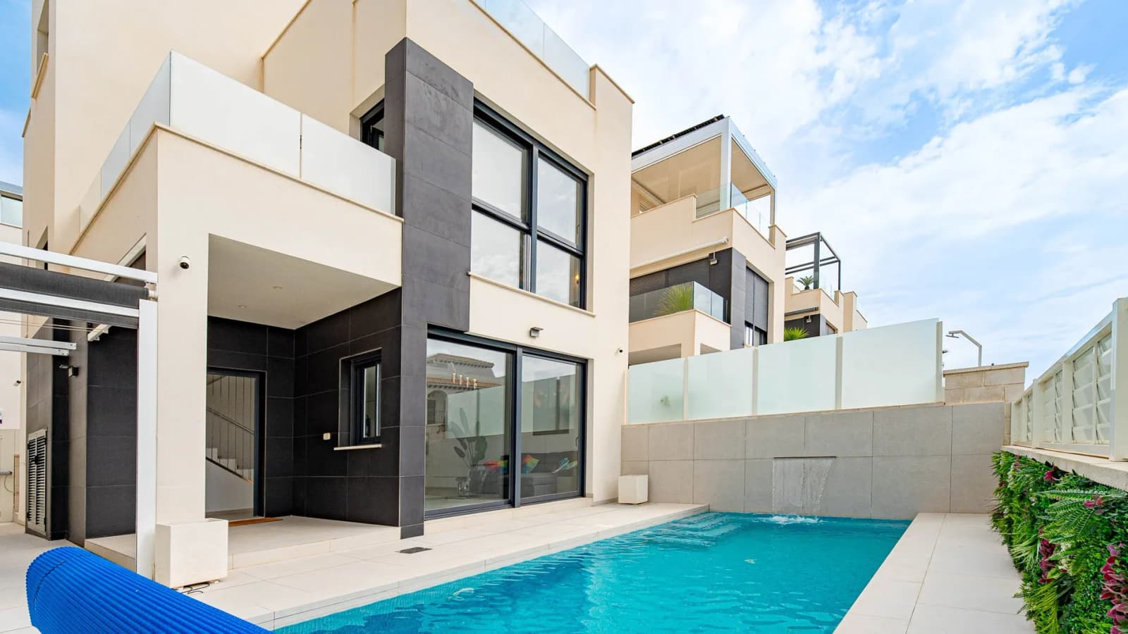 Villa de 4 dormitorios en venta en Punta Prima, Alicante - Image 3