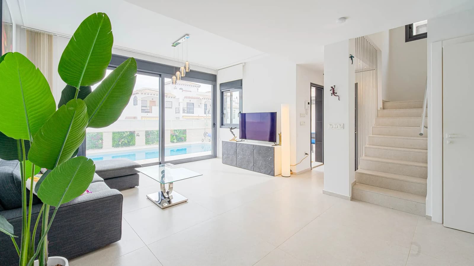 Villa de 4 dormitorios en venta en Punta Prima, Alicante - Image 4