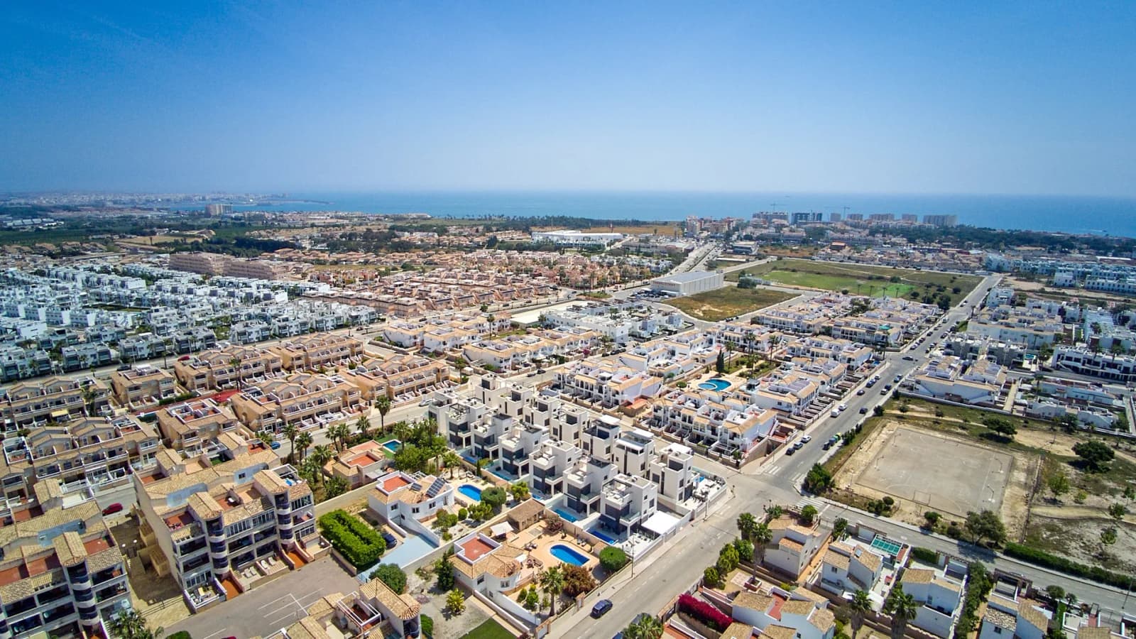 Villa de 4 dormitorios en venta en Punta Prima, Alicante - Image 8