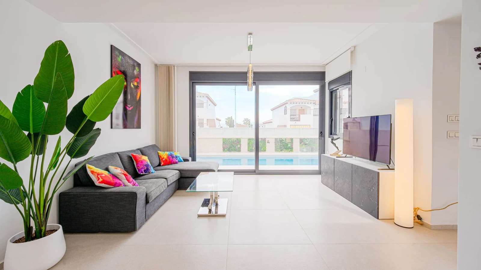 Villa de 4 dormitorios en venta en Punta Prima, Alicante - Image 9