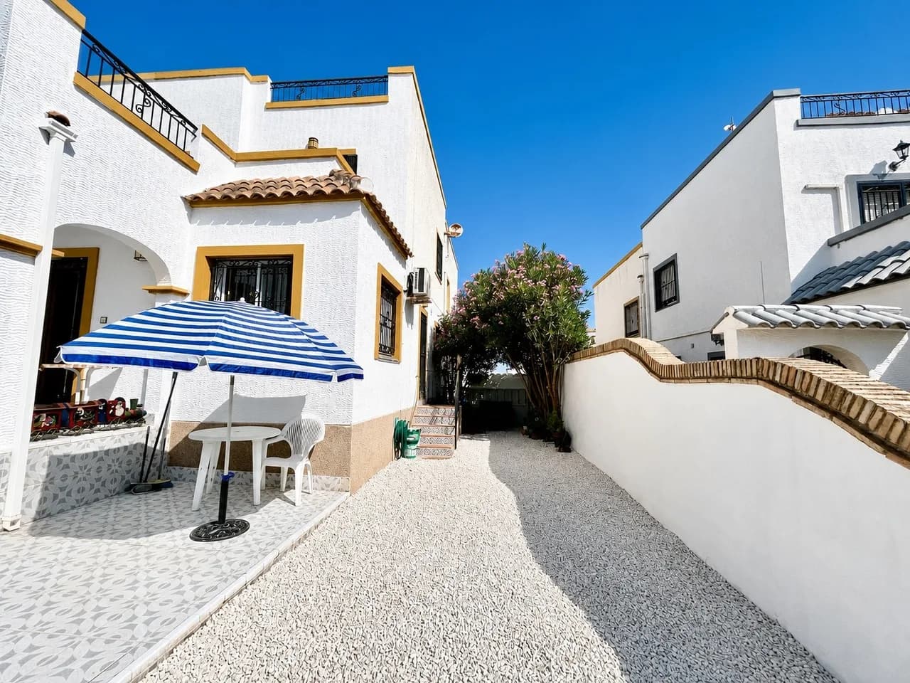 Townhouse de 3 dormitorios en venta en Los Altos, Alicante - Image 2