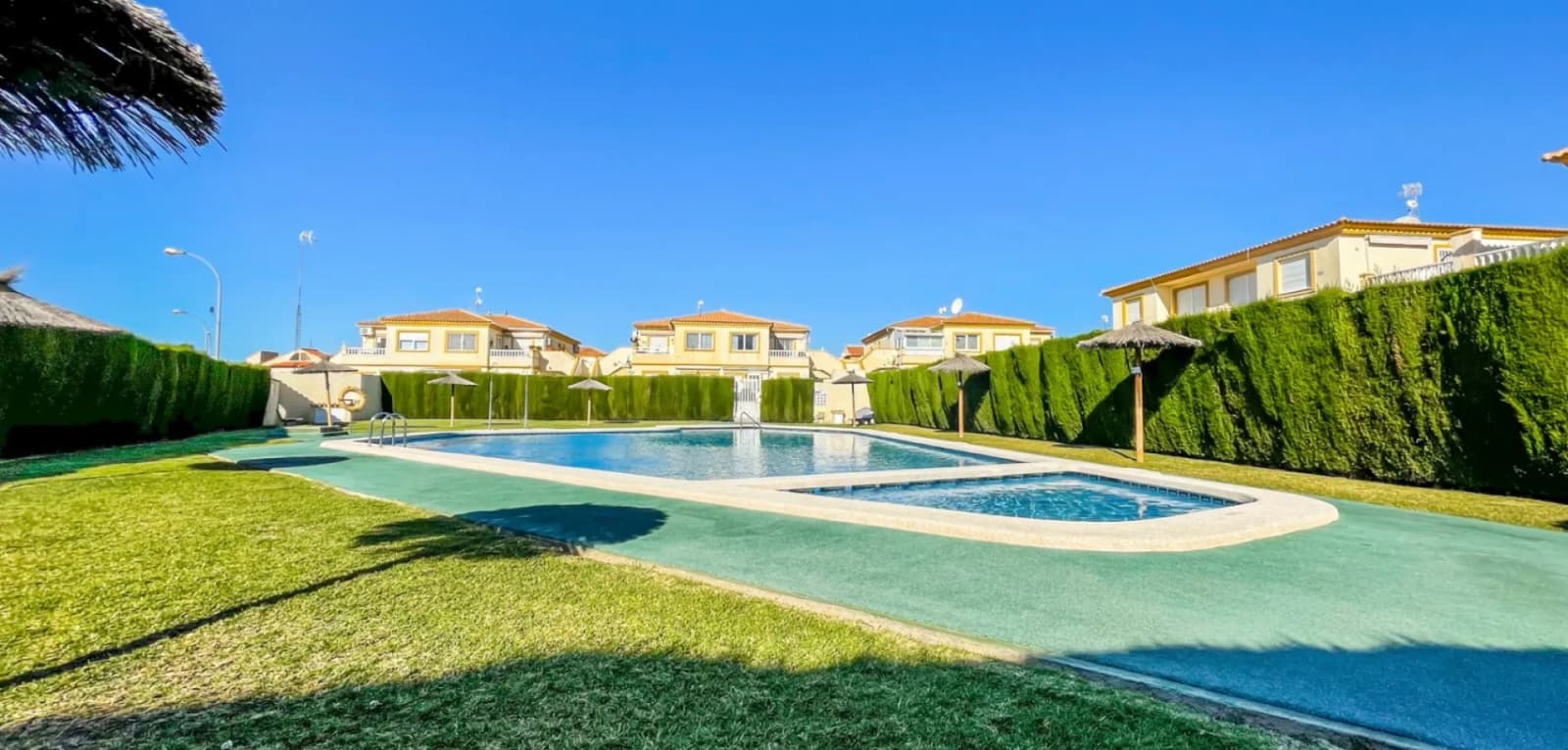 Bungalow de 2 dormitorios en venta en Orihuela Costa, Costa Blanca (Alicante) - Image 2