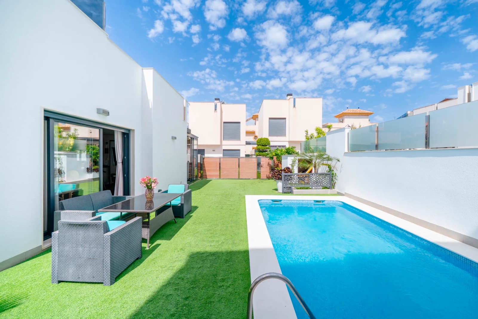 Villa de 5 dormitorios en venta en Torrevieja, Alicante - Image 3