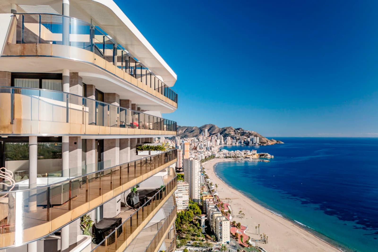 Apartment de 3 dormitorios en venta en Benidorm, Alicante - Image 3