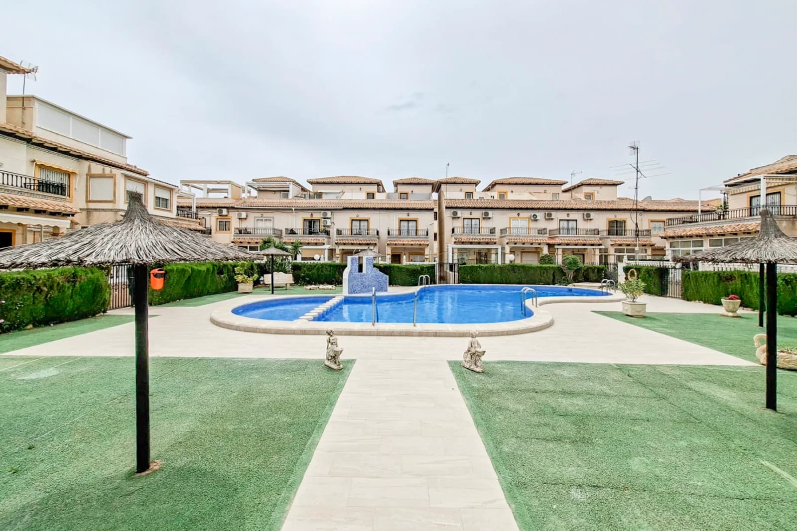 Bungalow de 2 dormitorios en venta en Orihuela costa, Alicante - Image 2