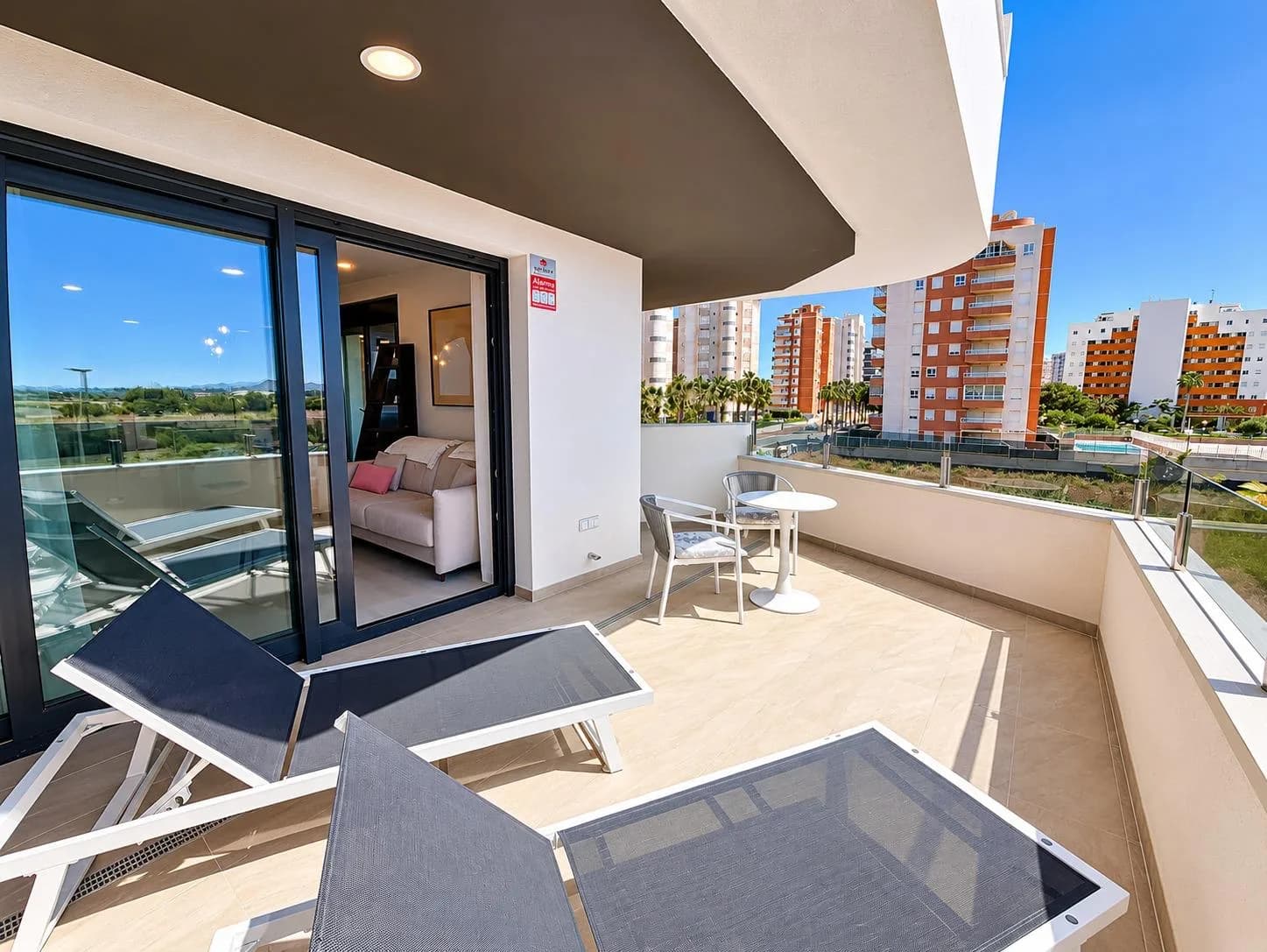 Apartment de 2 dormitorios en venta en Guardamar del Segura, Alicante - Image 4