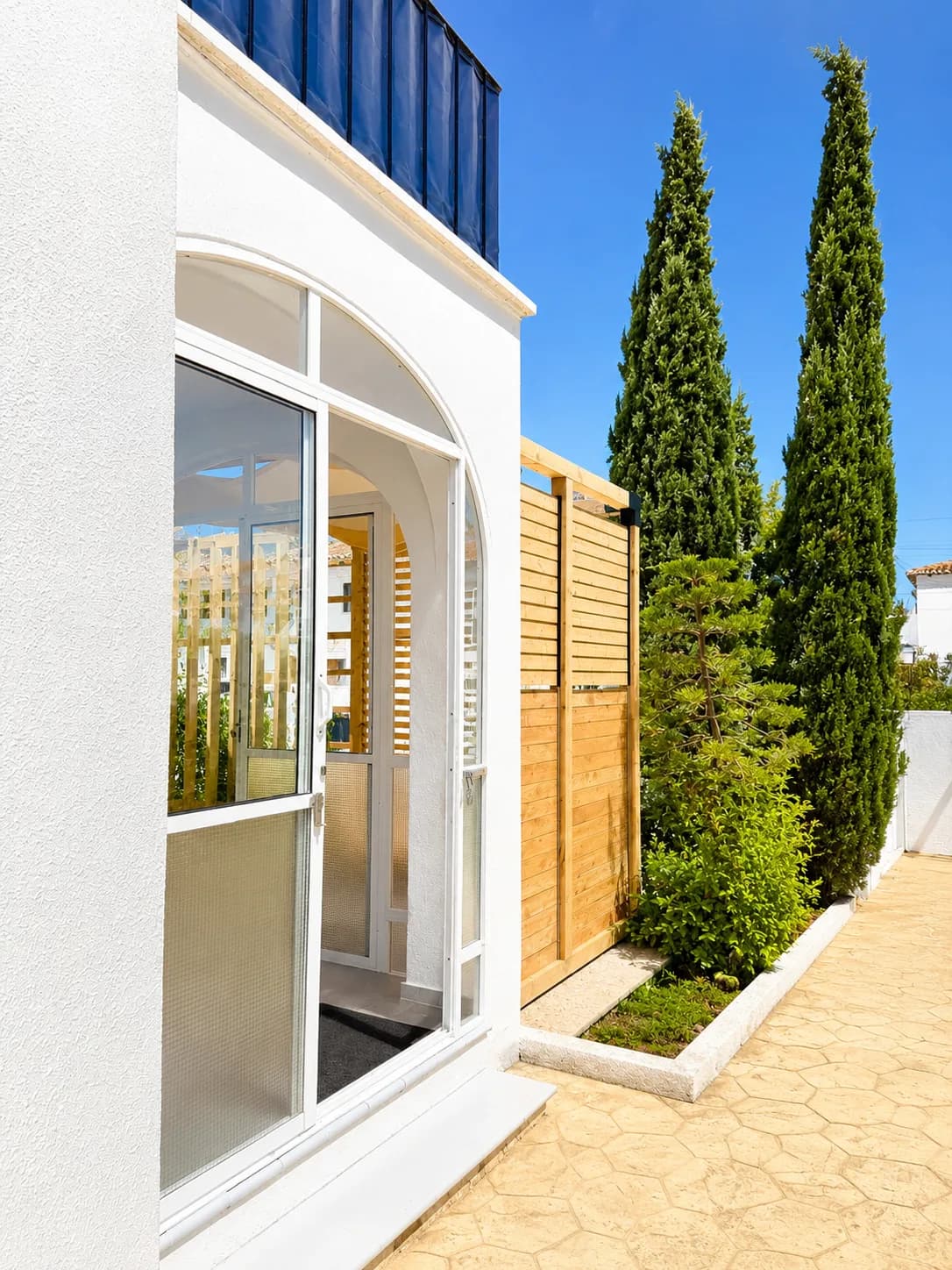 Bungalow de 2 dormitorios en venta en Torrevieja, Alicante - Image 3