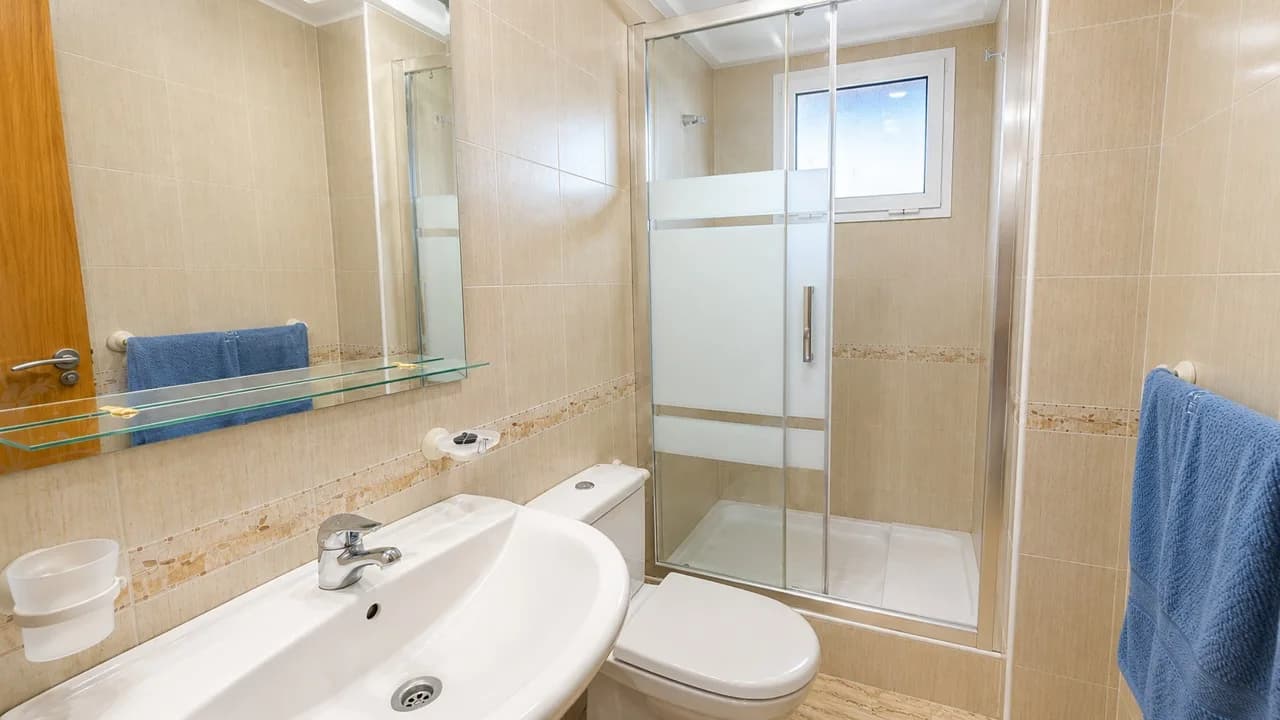 Apartment de 2 dormitorios en venta en Benidorm, Alicante - Image 2