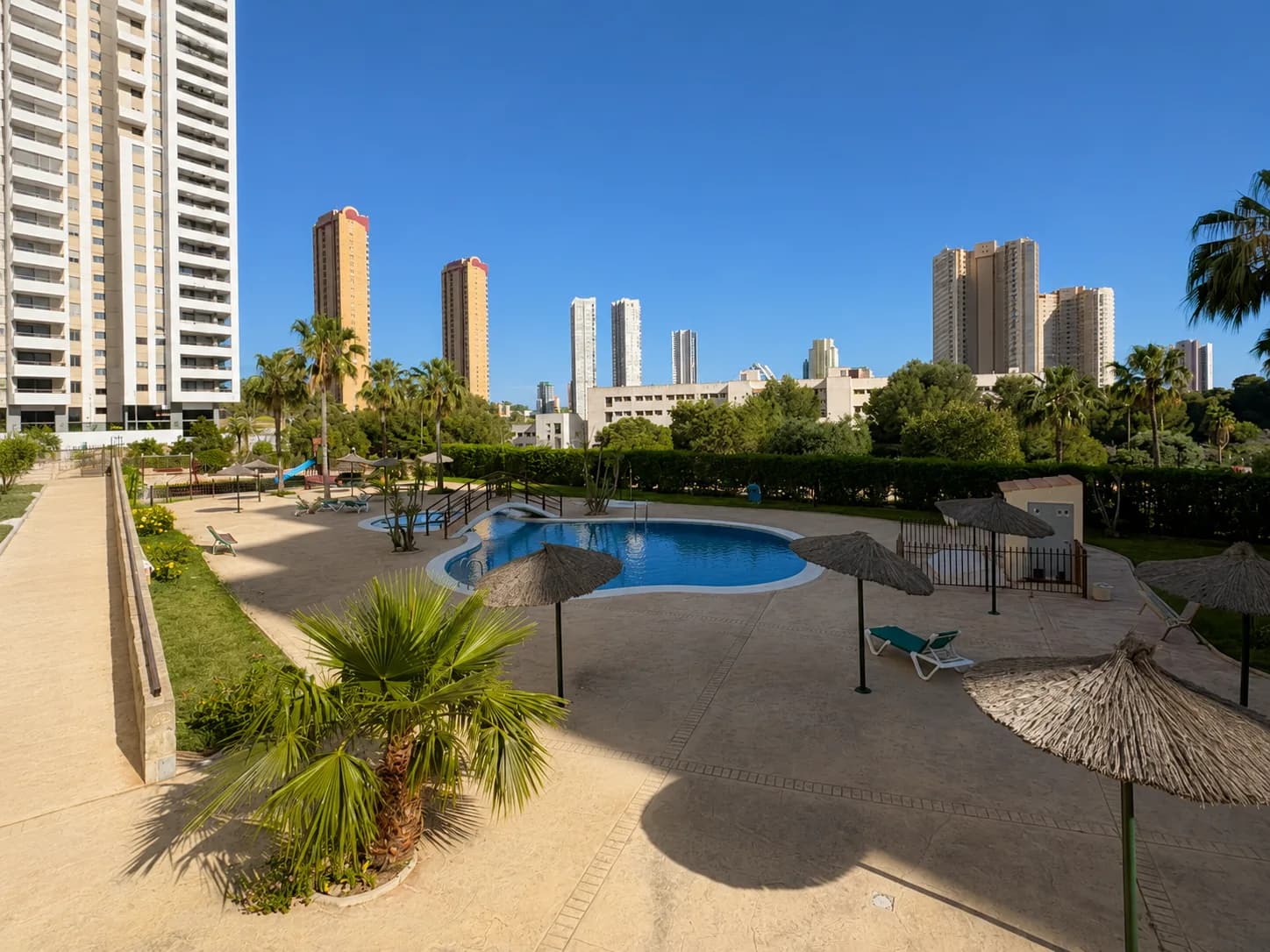 Apartment de 2 dormitorios en venta en Benidorm, Alicante - Image 6