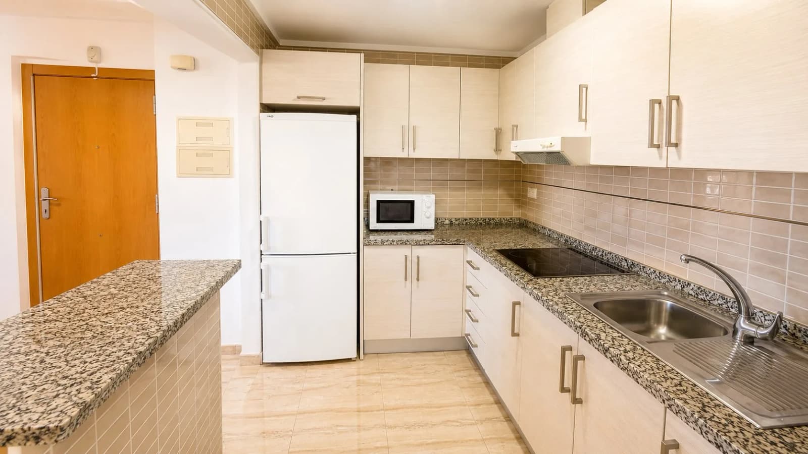 Apartment de 2 dormitorios en venta en Benidorm, Alicante - Image 7