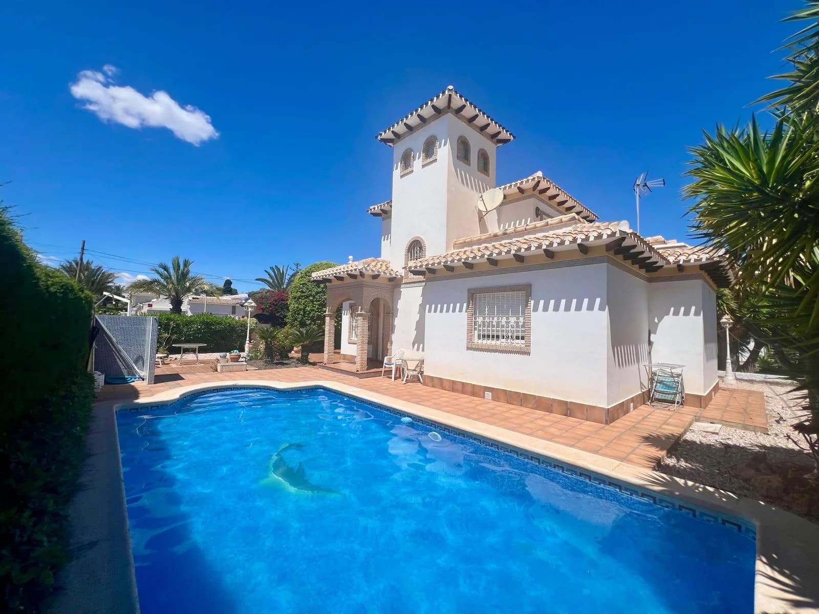 Villa de 3 dormitorios en venta en Orihuela Costa - Image 2