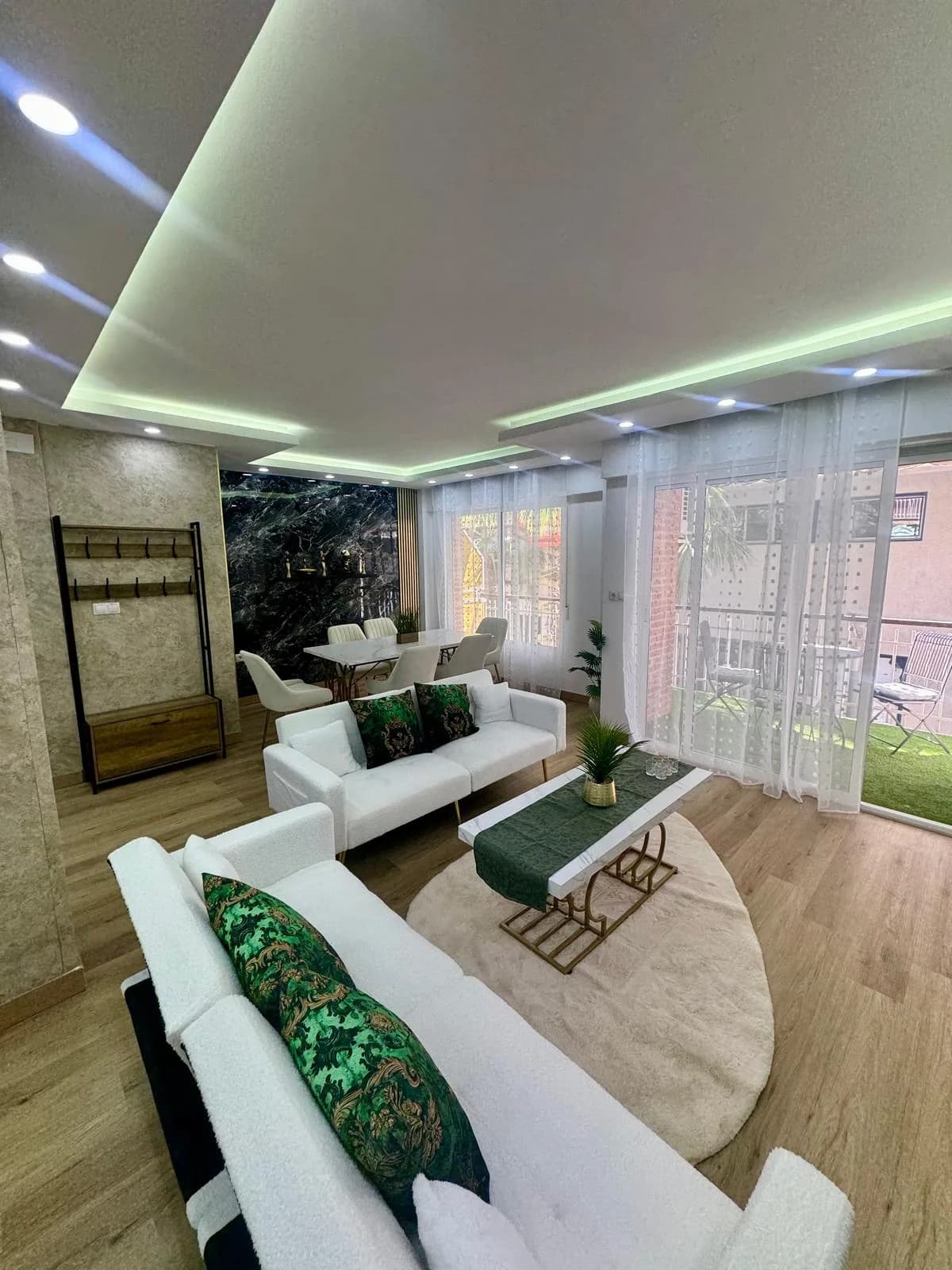 Apartment de 4 dormitorios en venta en Torrevieja, Alicante - Image 2