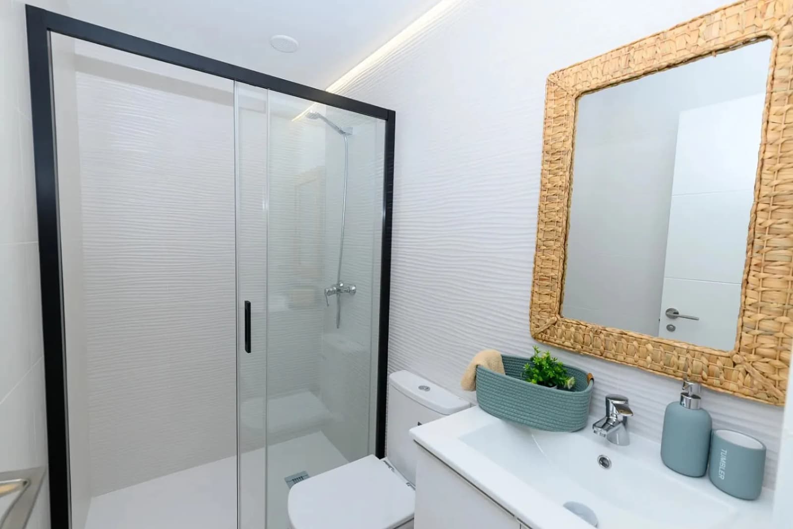 Apartment de 3 dormitorios en venta en Punta Prima, Alicante - Image 3