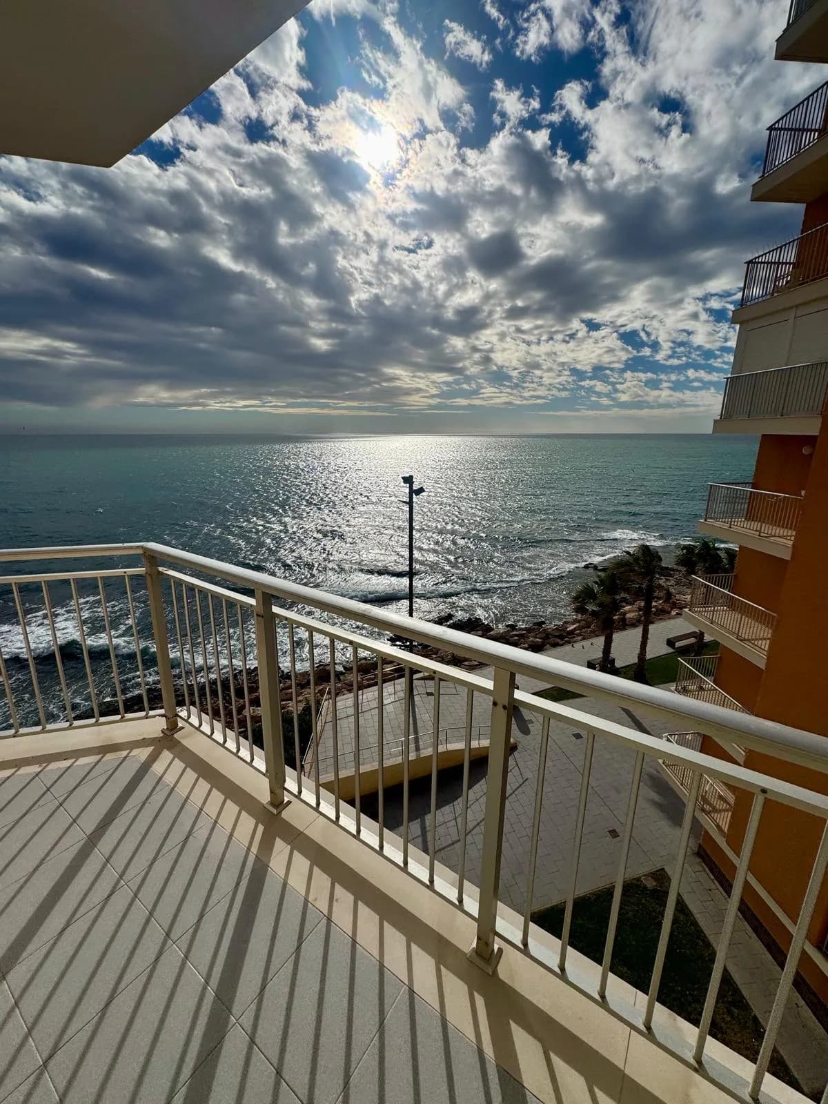 Apartment de 4 dormitorios en venta en Torrevieja, Alicante - Image 2