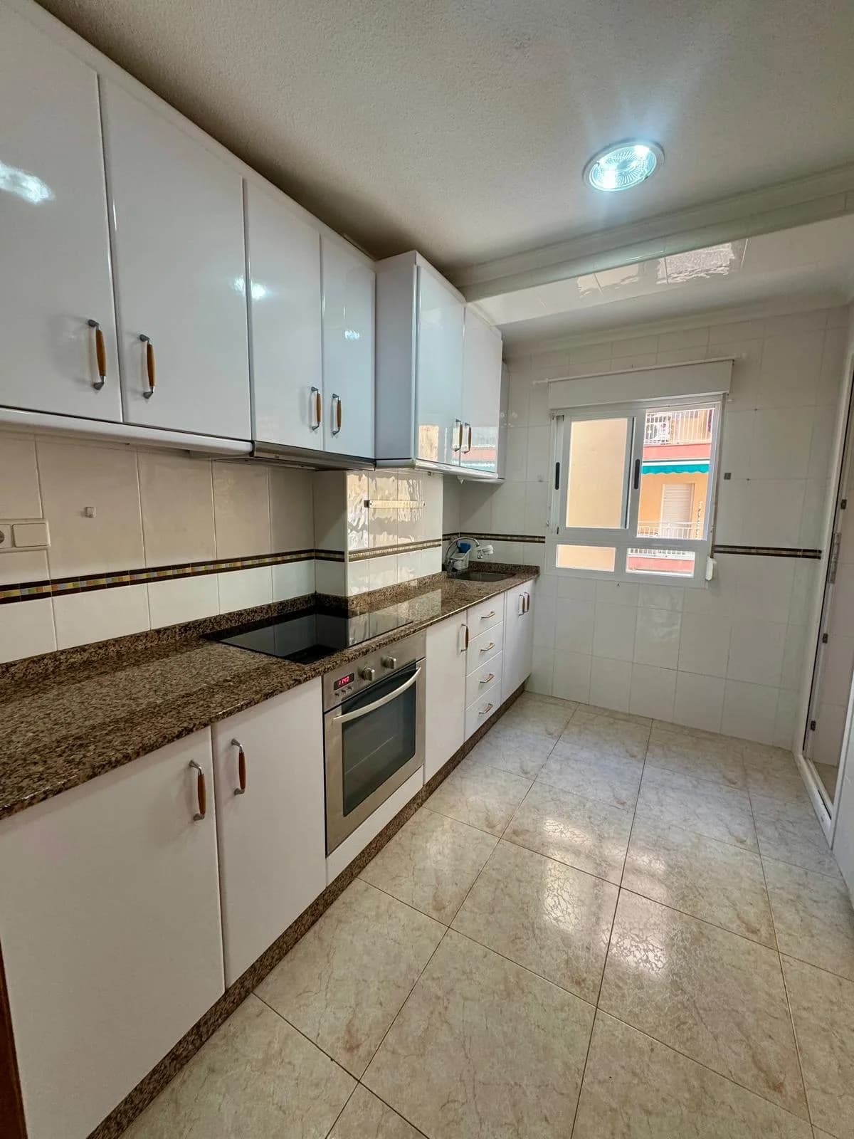 Apartment de 4 dormitorios en venta en Torrevieja, Alicante - Image 5