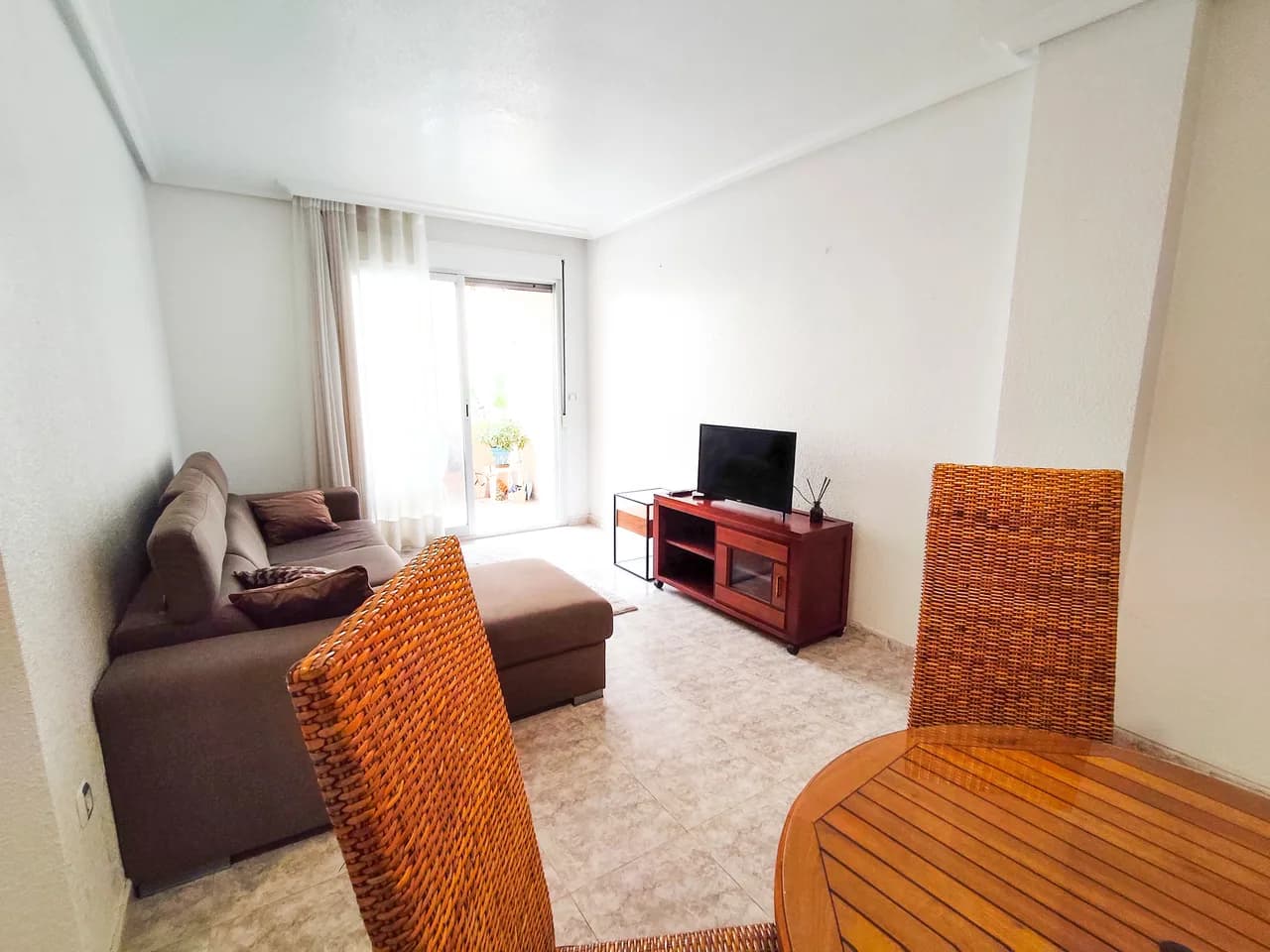 Apartment de 2 dormitorios en venta en Guardamar del Segura, Alicante - Image 2