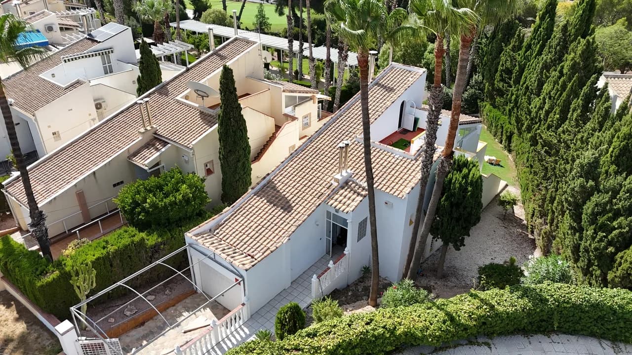 Villa de 3 dormitorios en venta en Villamartin, Alicante - Image 2