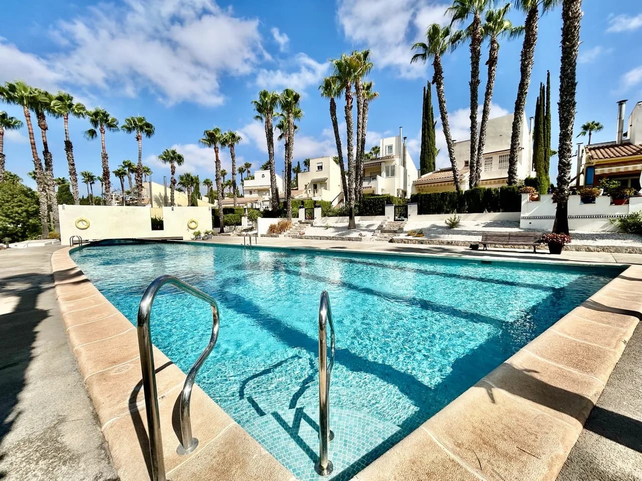 Villa de 3 dormitorios en venta en Villamartin, Alicante - Image 4