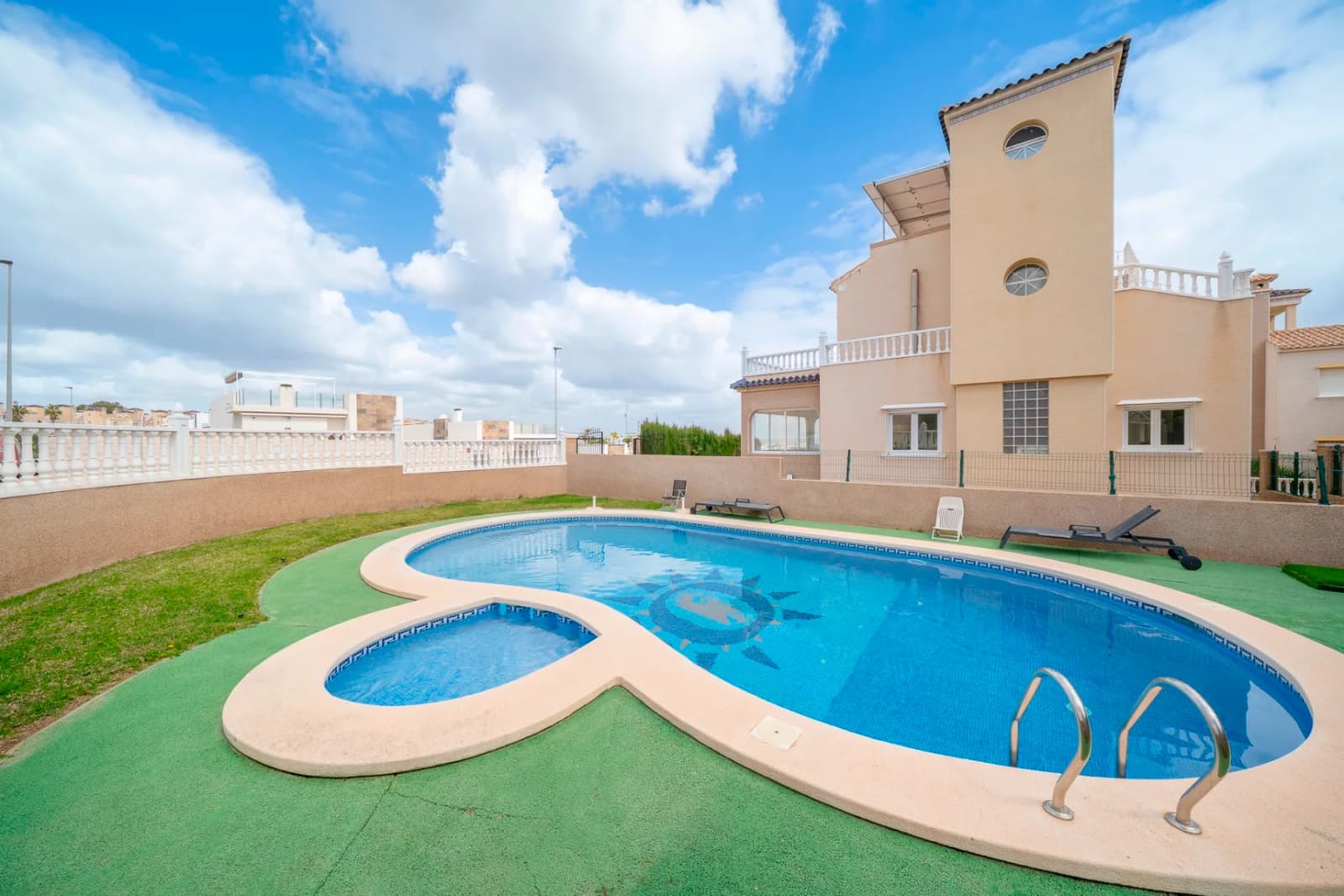 Villa de 4 dormitorios en venta en Orihuela Costa, Alicante
