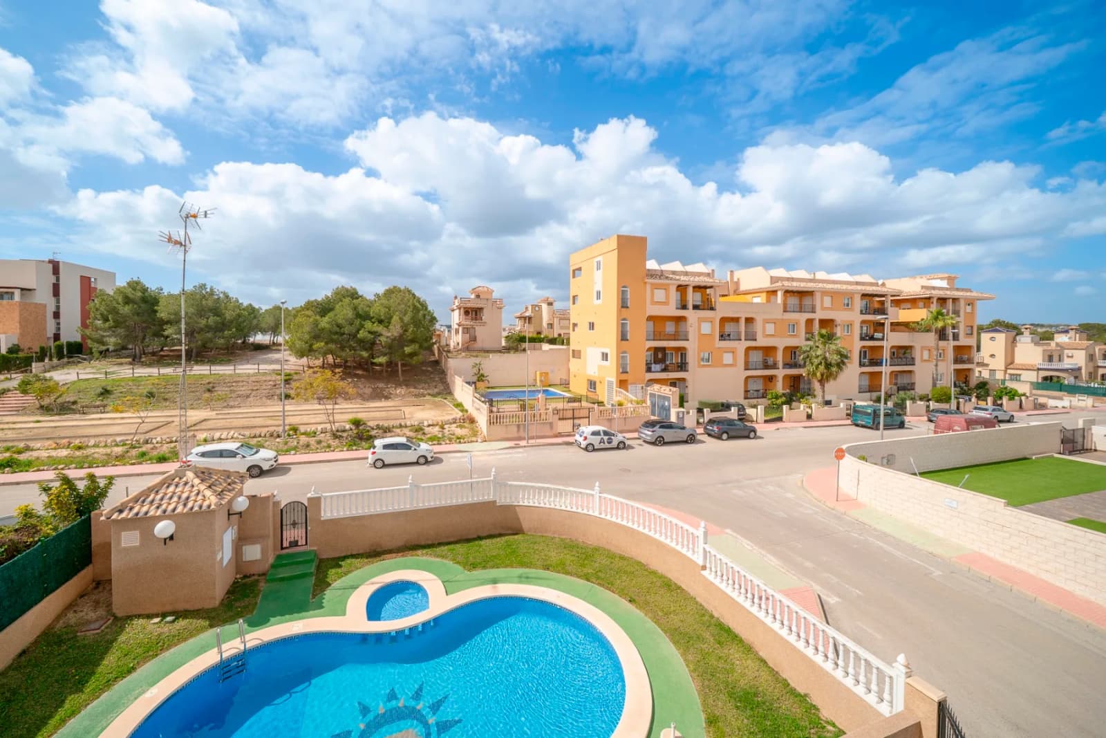 Villa de 4 dormitorios en venta en Orihuela Costa, Alicante - Image 2