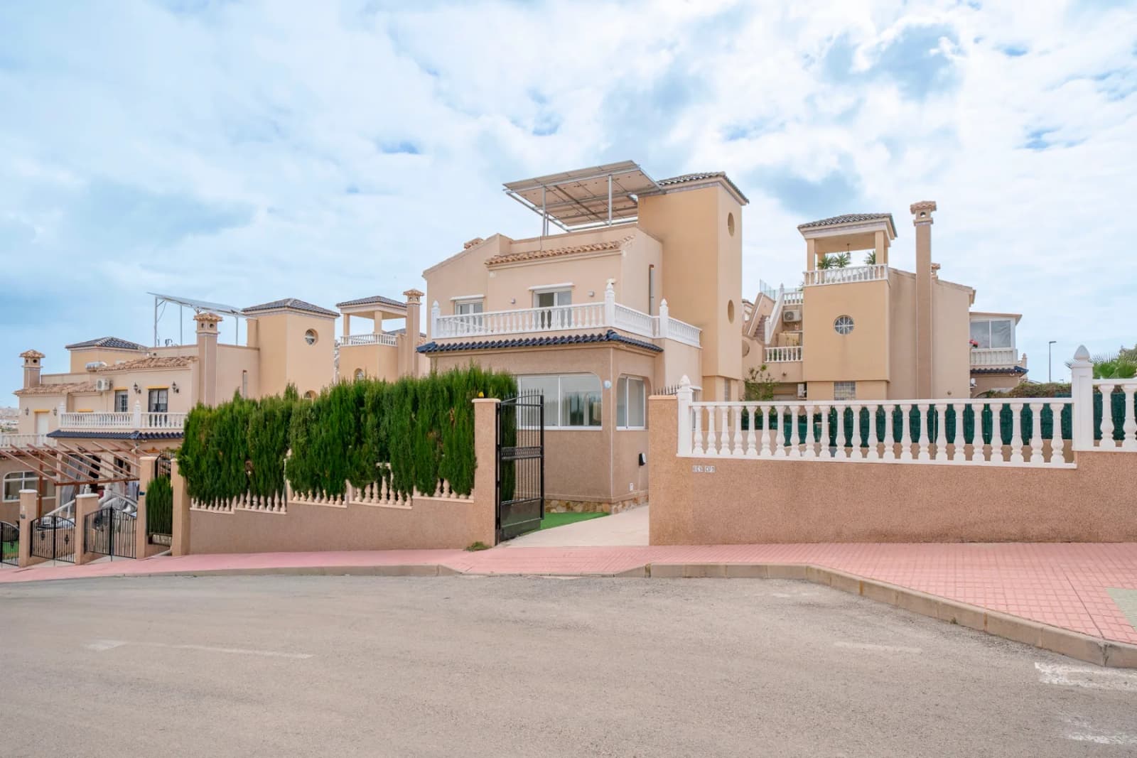 Villa de 4 dormitorios en venta en Orihuela Costa, Alicante - Image 3