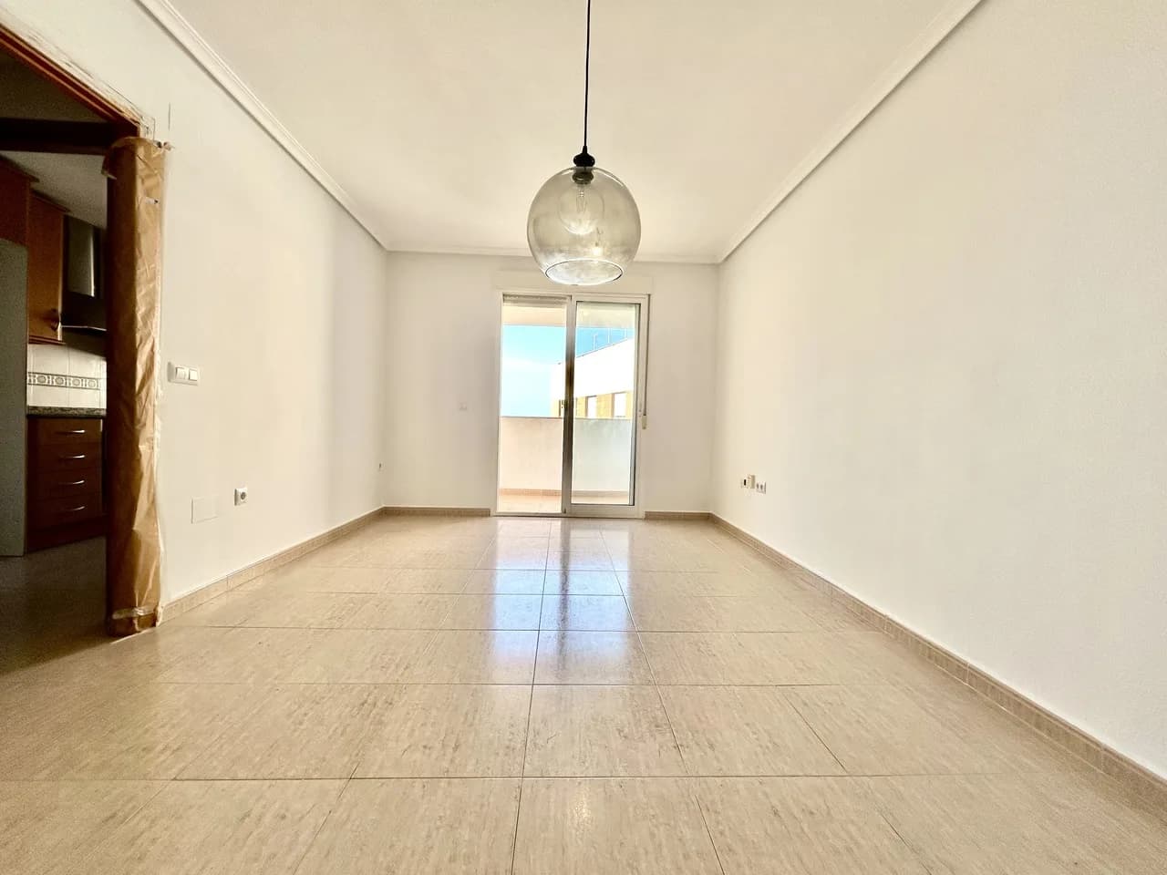 Apartment de 2 dormitorios en venta en Torrevieja, Alicante - Image 2