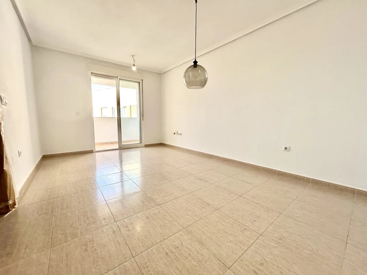 Apartment de 2 dormitorios en venta en Torrevieja, Alicante - Image 3