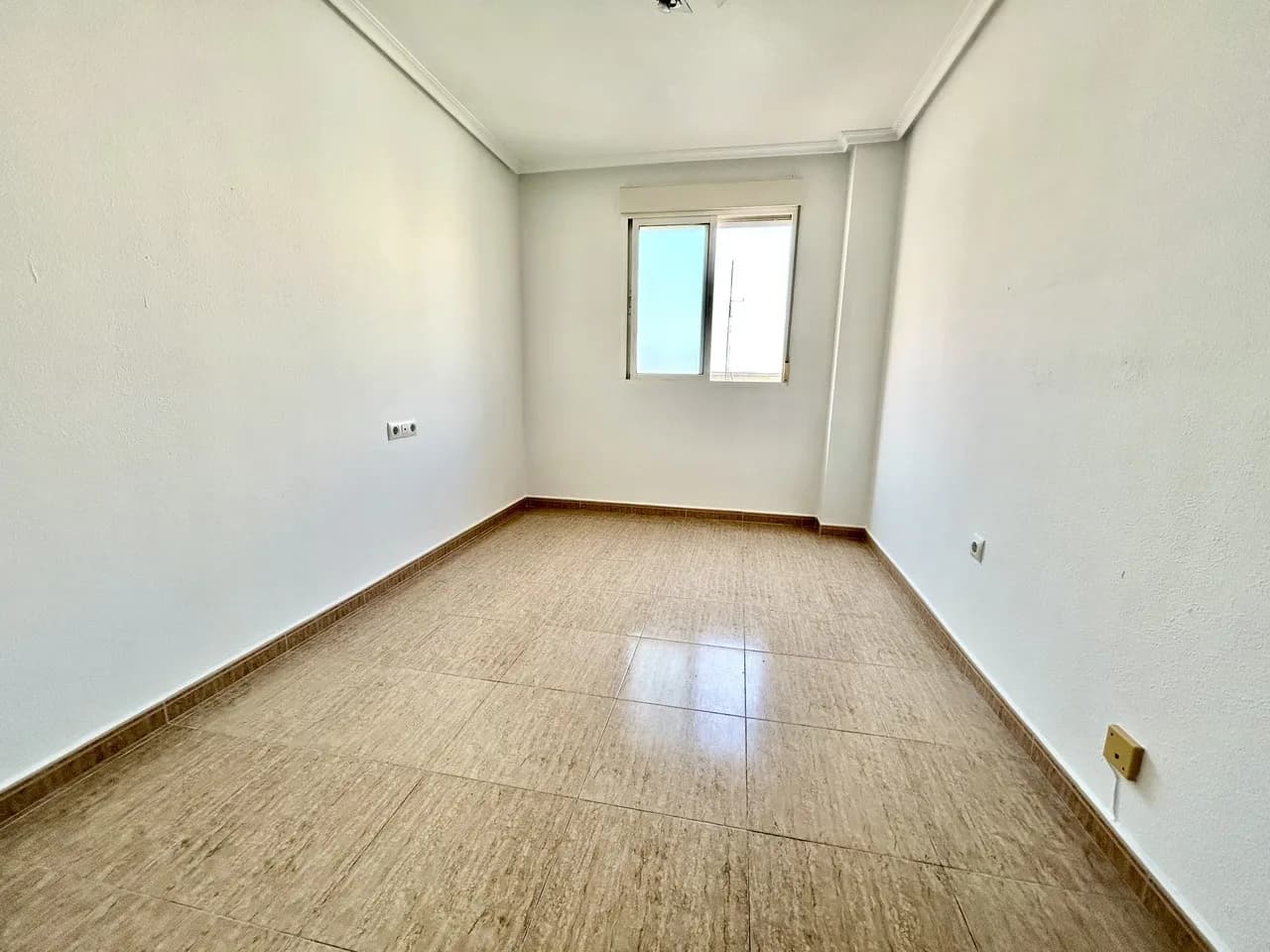 Apartment de 2 dormitorios en venta en Torrevieja, Alicante - Image 9