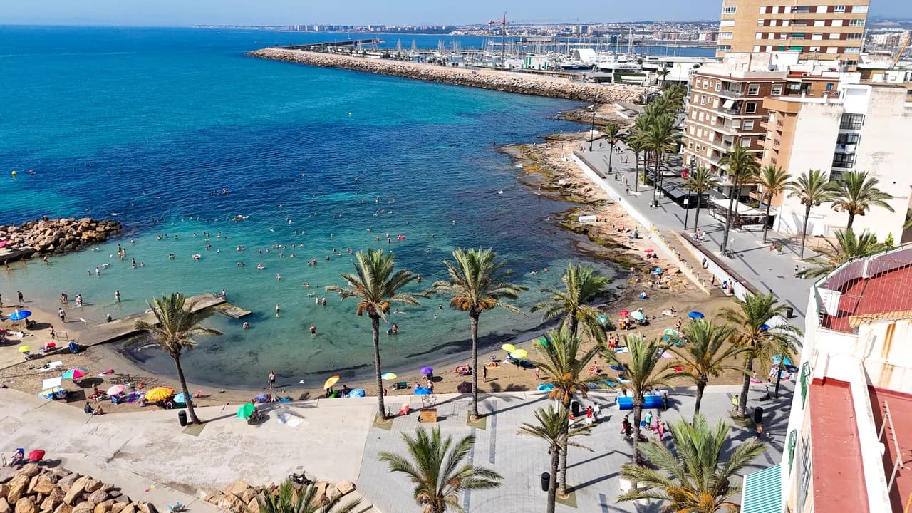 Apartment de 2 dormitorios en venta en Torrevieja, Alicante - Image 2