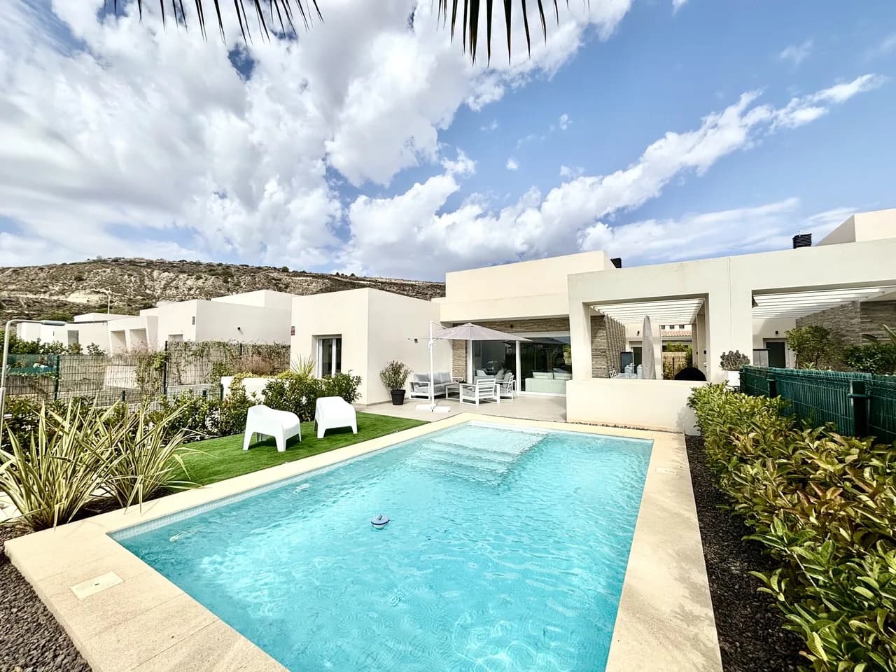 Villa de 4 dormitorios en venta en La Finca Golf, Alicante