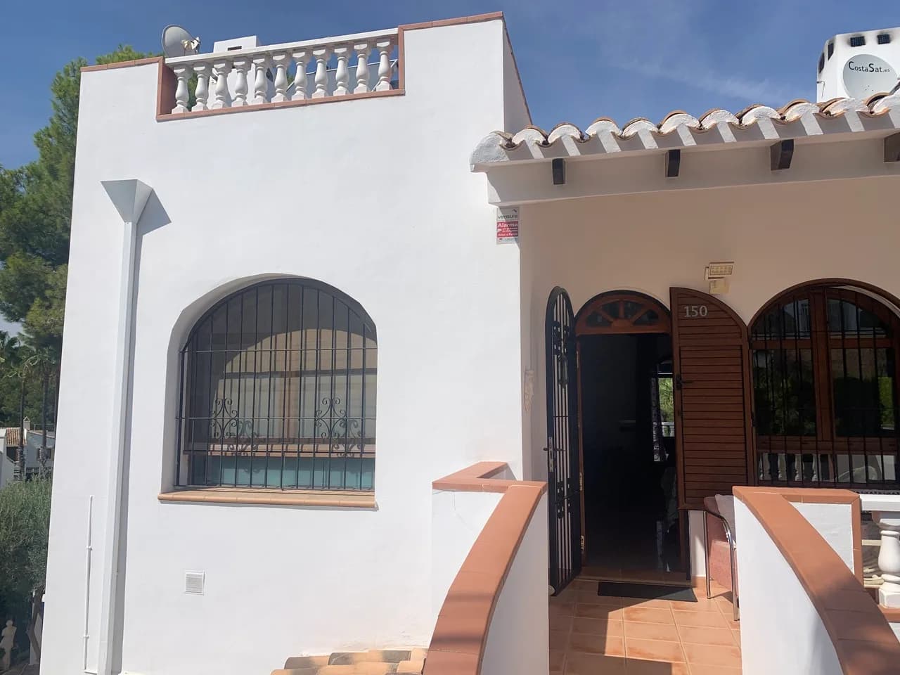 Villa de 4 dormitorios en venta en Villamartin, Alicante - Image 2