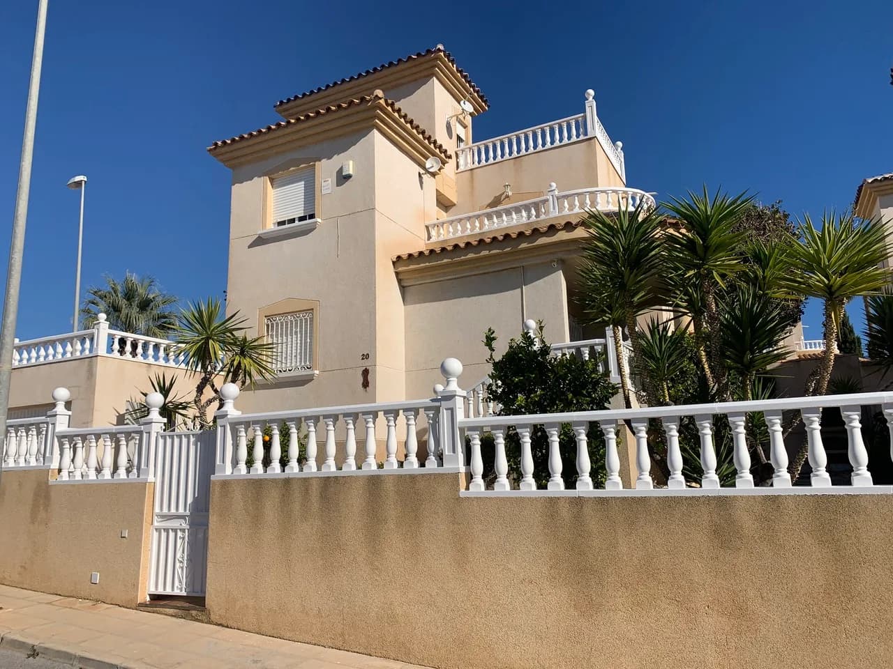 Villa de 3 dormitorios en venta en Villamartin, Alicante