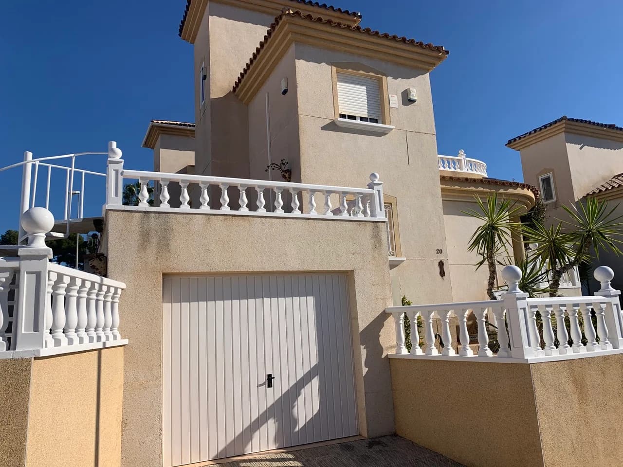 Villa de 3 dormitorios en venta en Villamartin, Alicante - Image 2