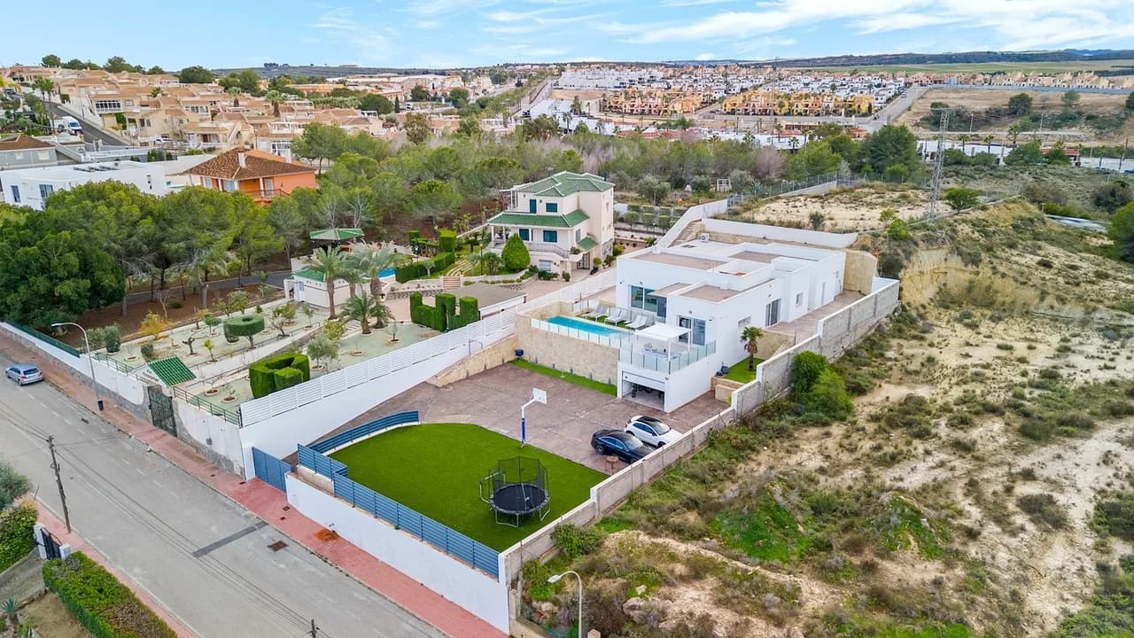 Villa de 4 dormitorios en venta en Algorfa, Alicante - Image 2