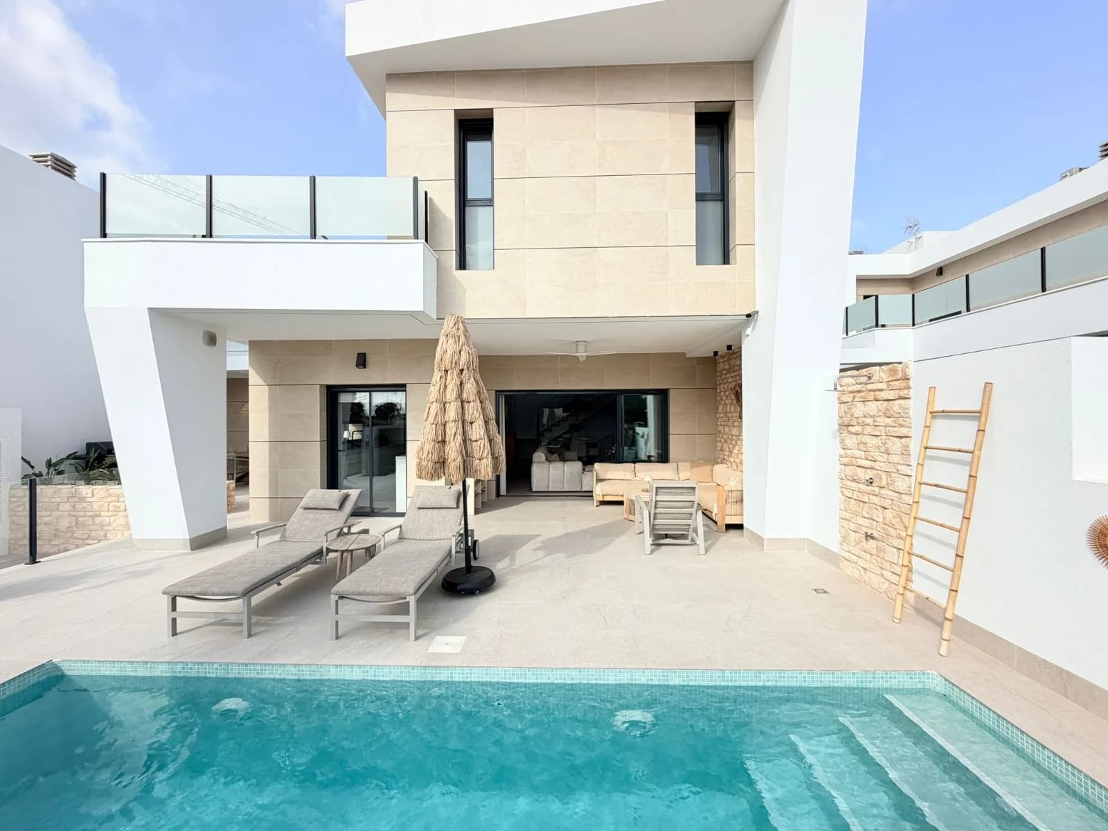 Villa de 3 dormitorios en venta en Dolores, Alicante - Image 2