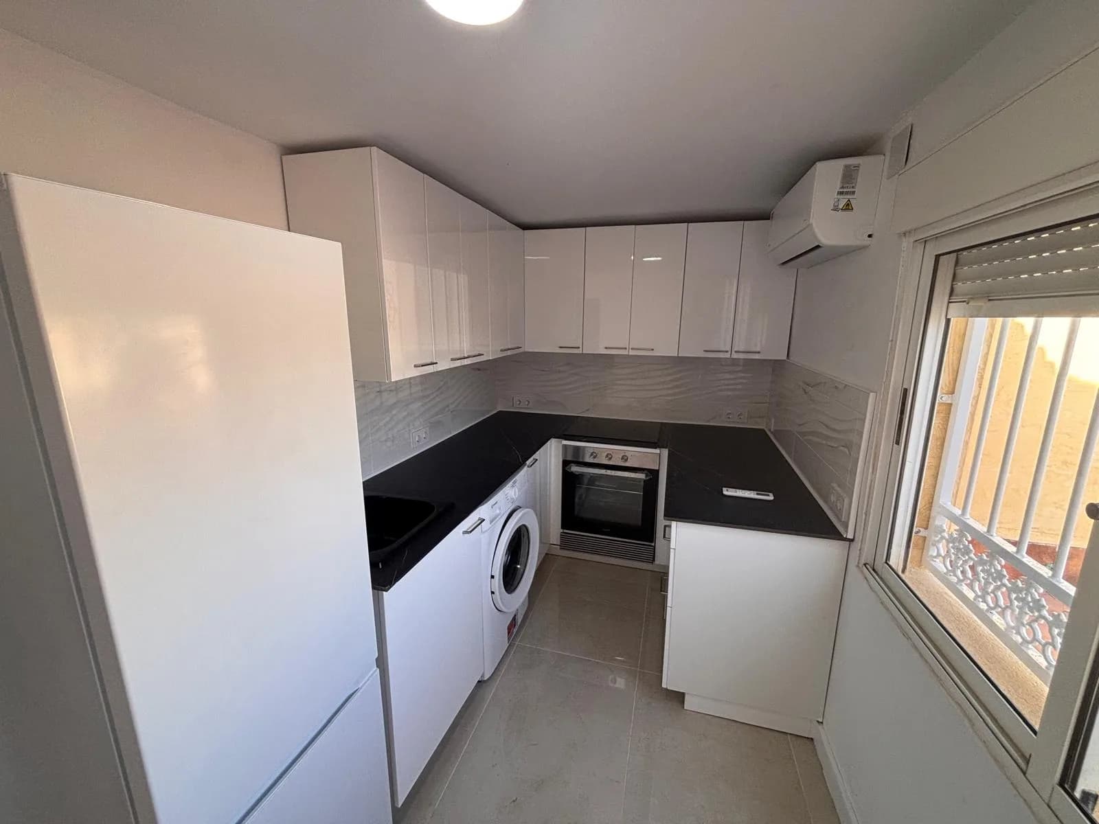 Bungalow de 2 dormitorios en venta en Urbanización La Torreta, Alicante - Image 2
