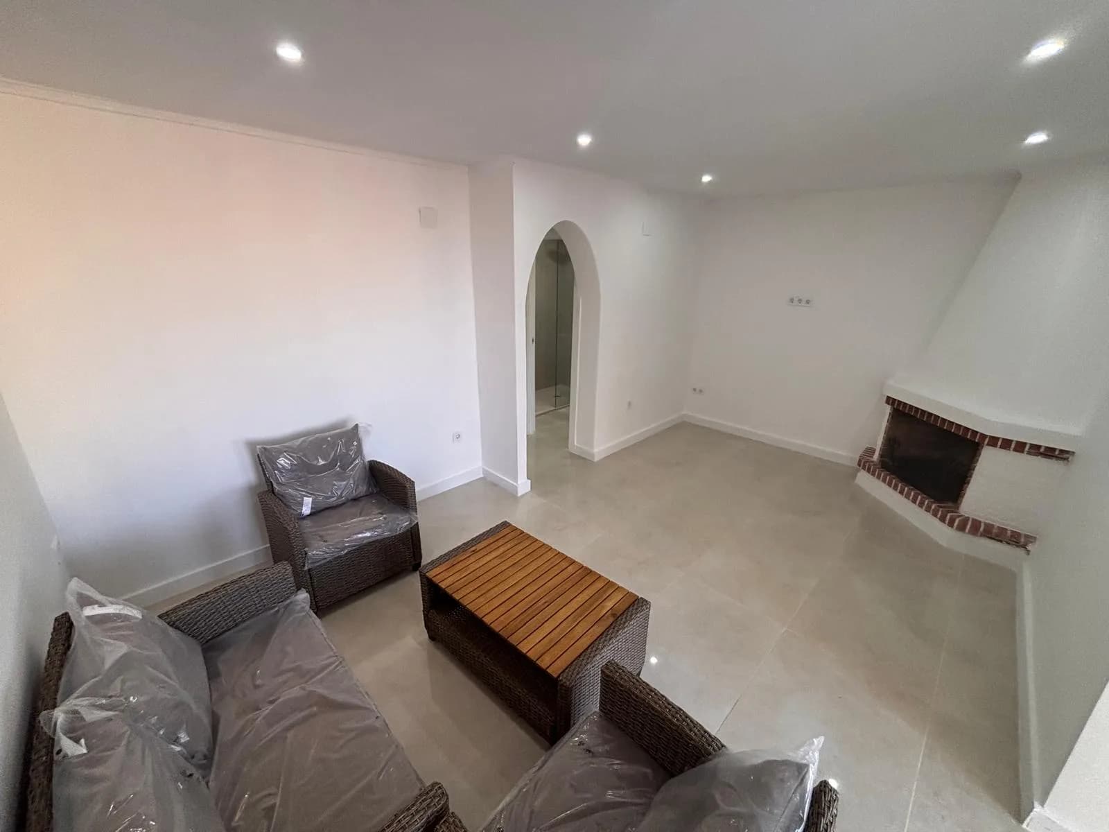 Bungalow de 2 dormitorios en venta en Urbanización La Torreta, Alicante - Image 4