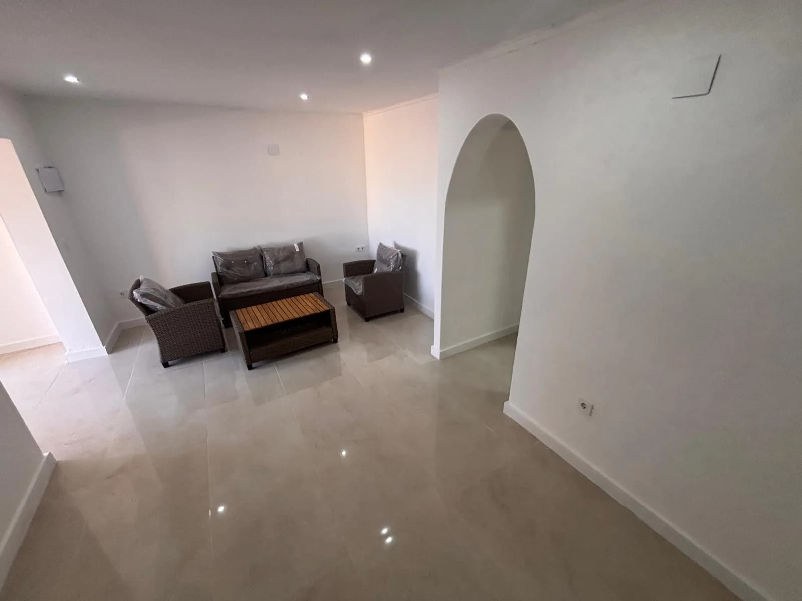Bungalow de 2 dormitorios en venta en Urbanización La Torreta, Alicante - Image 5