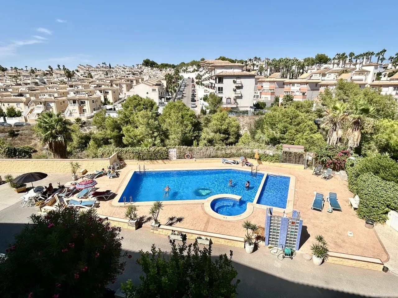 Apartment de 2 dormitorios en venta en Villamartin, Alicante - Image 2