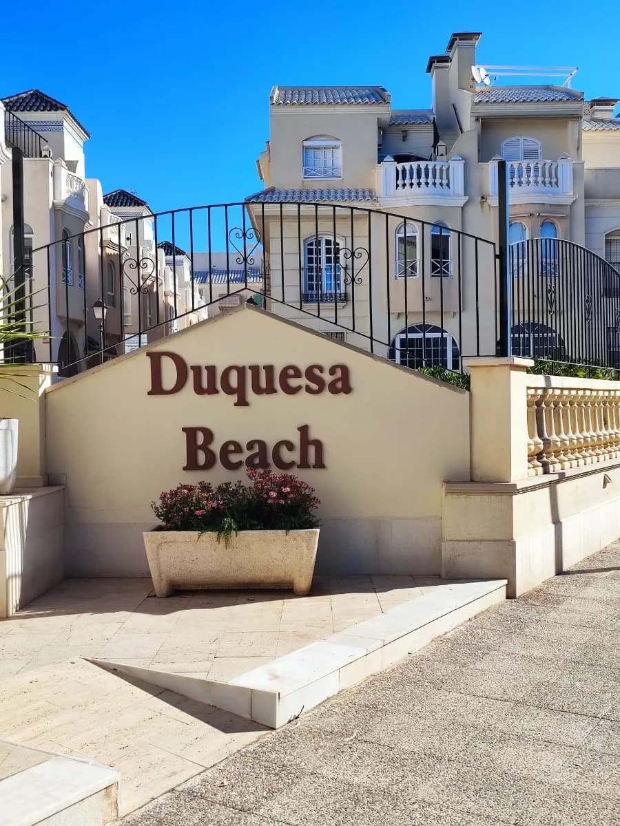 Apartment de 2 dormitorios en venta en Torrevieja, Alicante / Costa Blanca - Image 2