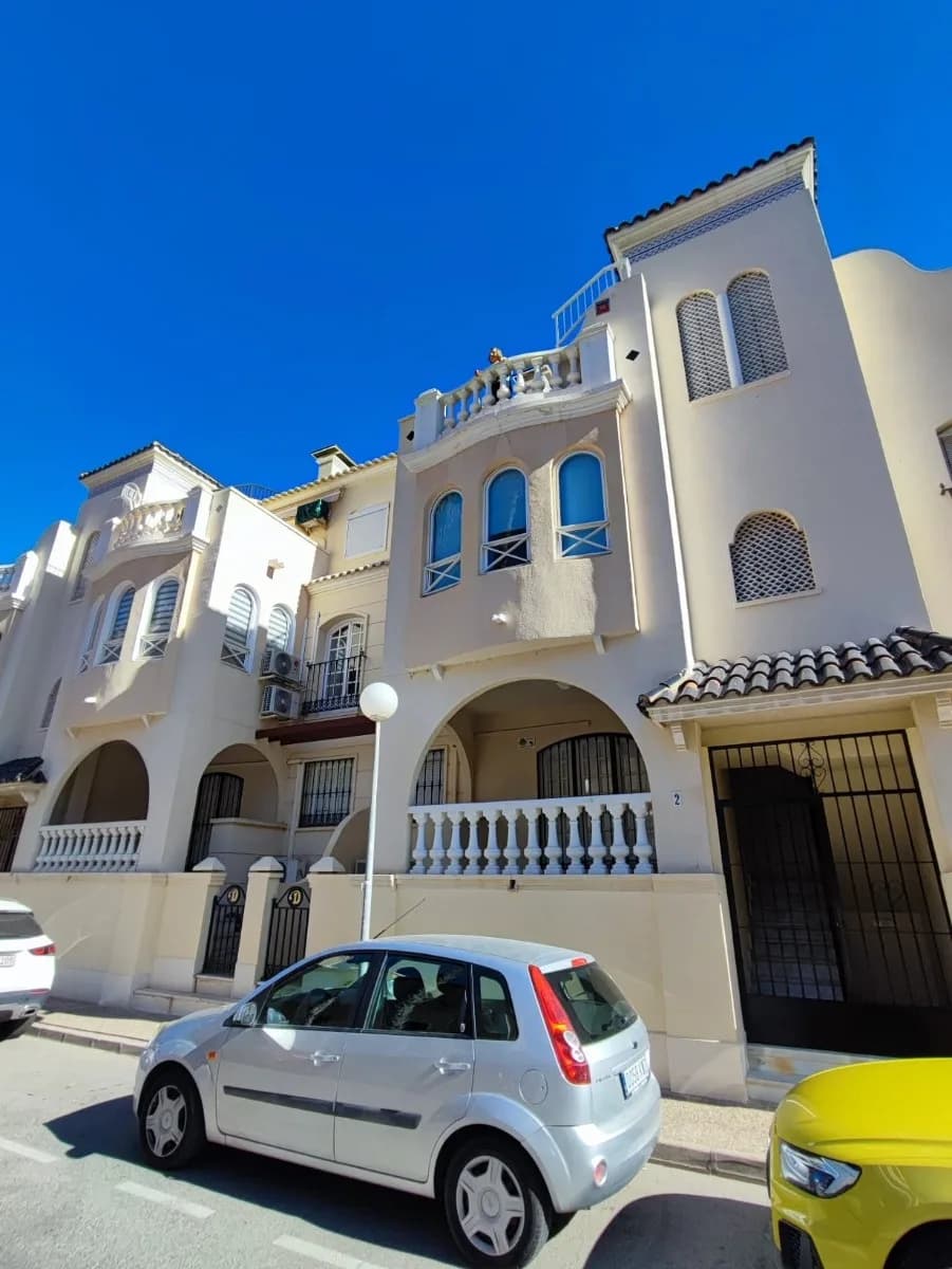 Apartment de 2 dormitorios en venta en Torrevieja, Alicante / Costa Blanca - Image 3
