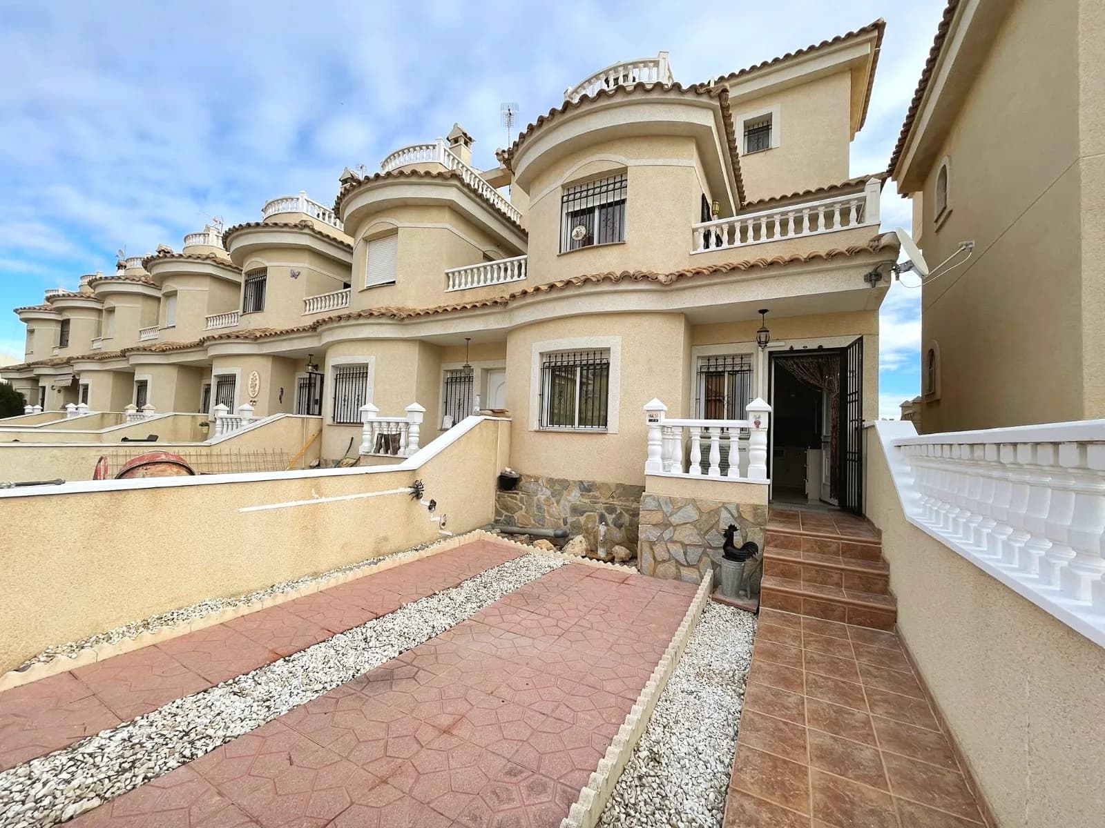 Townhouse de 3 dormitorios en venta en Ciudad Quesada, Alicante / Costa Blanca - Image 2
