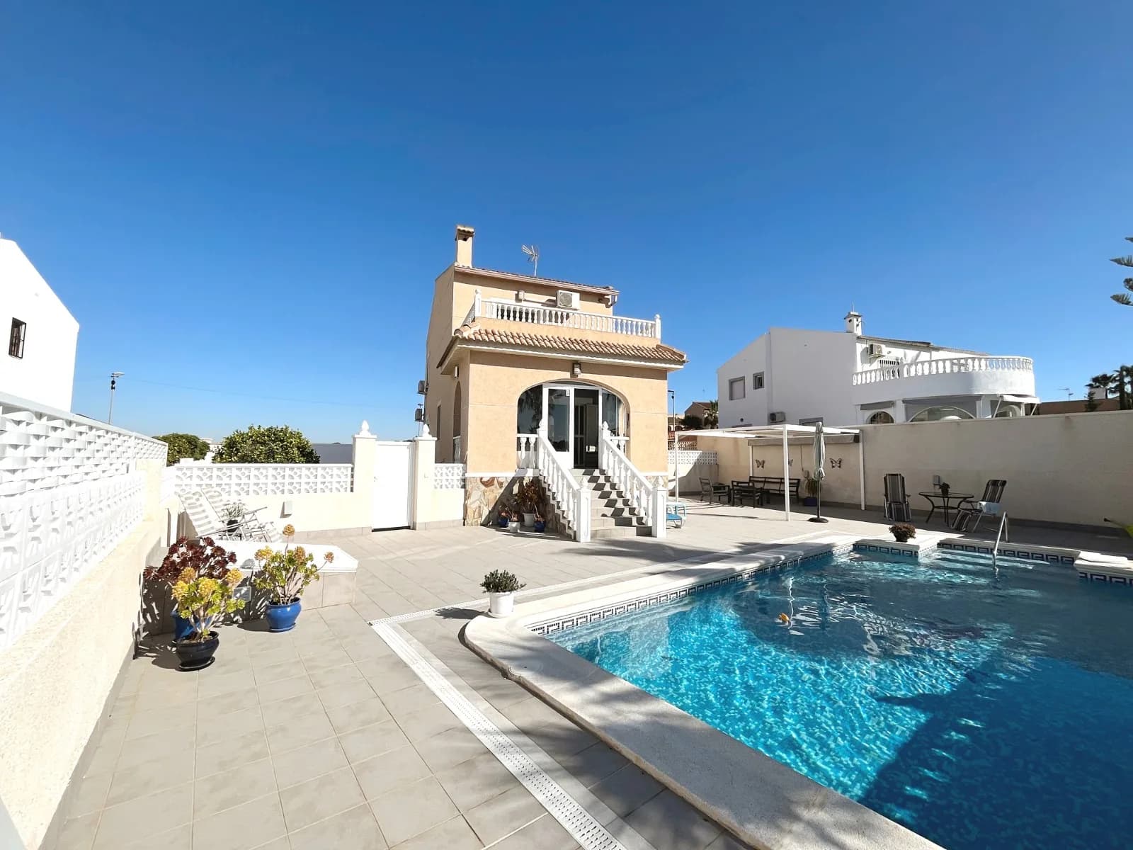 Villa de 3 dormitorios en venta en Benijófar, Alicante / Costa Blanca - Image 2
